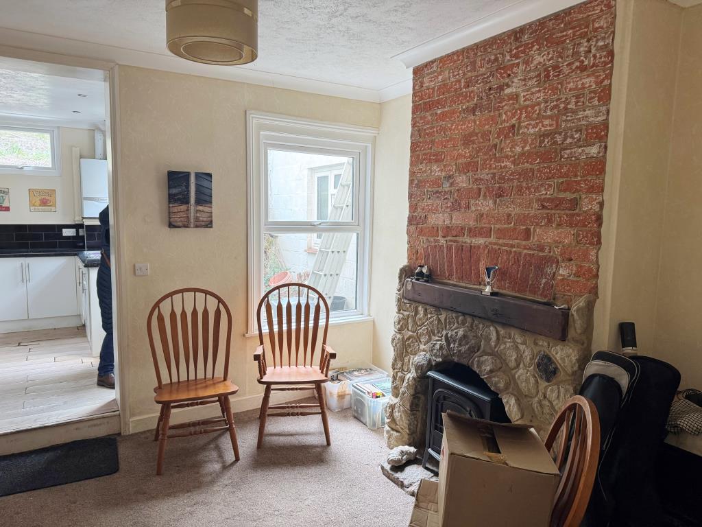 Lot: 108 - TOWN CENTRE HOUSE FOR INVESTMENT OR OWNER OCCUPATION - A View of the Dining Room